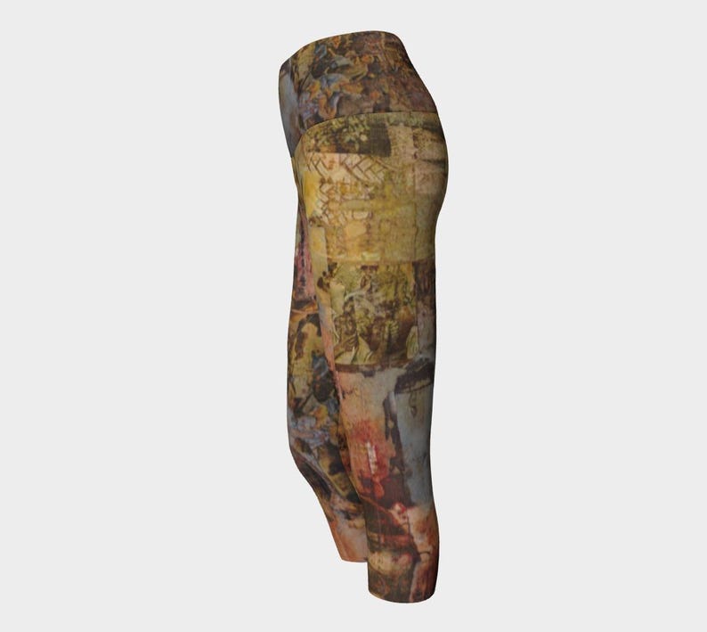 K&ouml;nnte beinhalten: Leggings mit einem Collage-Design aus Vintage-Kunstwerken in Braun-, Beige- und ged&auml;mpften Farbt&ouml;nen. Die Leggings haben eine hohe Taille und ein figurbetontes Design, geeignet f&uuml;r verschiedene Aktivit&auml;ten.