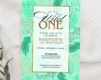 Könnte beinhalten: Eine grüne und goldene Einladung mit Illustrationen von Dschungeltieren. Der Text lautet "He is a Wild One. Please join us to celebrate Kasper's 1st Birthday. Saturday, September 30, 2:00 PM. The Smith Home, 1234 Your Address Road, Coeur d'Alene, ID 83815. Please RSVP by September 12 to Kim at 444-444-4444."