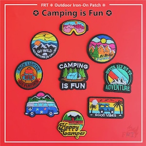 Puede incluir: Una colección de parches termoadhesivos coloridos con temas de camping y aventura. Los parches presentan imágenes de montañas, tiendas de campaña, una furgoneta camper y gafas. El texto incluye "Camping is Fun", "Go Wild", "Adventure is Calling" y "Good Vibes".
