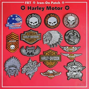 Może przedstawiać: Kolekcja naprasowanek Harley-Davidson w różnych kształtach i wzorach. Na naszywkach znajdują się czaszki, skrzydła i logo Harley-Davidson. Tło jest czerwone, a u góry znajduje się napis "Harley Motor".