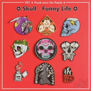 Könnte beinhalten: Eine Sammlung von Bügelbildern mit Totenkopfmotiven auf rotem Hintergrund. Die Aufnäher zeigen verschiedene Totenkopf-Illustrationen, darunter ein Sensenmann, ein Totenkopf mit einem Fischglas und ein Totenkopf mit einem Blumenkranz. Text enthält "Skull - Funny Life".