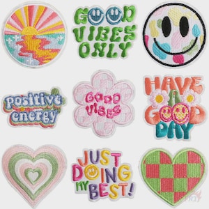 Puede incluir: Una colección de parches bordados con mensajes y diseños positivos. Los parches incluyen un amanecer, caras sonrientes, flores, corazones y frases como "Good Vibes Only" y "Just Doing My Best!" en varios colores.