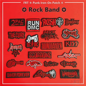 Puede incluir: Un conjunto de parches termoadhesivos negros y rojos con logotipos y nombres de bandas de rock, incluyendo "Rock Band", "2PAC", "Run DMC", "Rush", "Bon Jovi", "The Cure", "AC/DC", "Soundgarden" y "Kiss". Los parches se muestran sobre un fondo rojo.