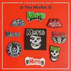 Może przedstawiać: Kolekcja naprasowanek The Misfits w różnych kształtach i wzorach. Naszywki przedstawiają logo zespołu i motywy czaszki w kolorach zielonym, białym i czerwonym na czerwonym tle. Tekst zawiera "The Misfits" i "Fiend Club".