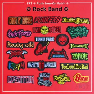 Puede incluir: Una colección de parches bordados para planchar con logotipos y nombres de bandas de rock, incluyendo Guns N' Roses, Pink Floyd y Metallica. Los parches son de varios colores y formas, con texto y gráficos sobre un fondo rojo.