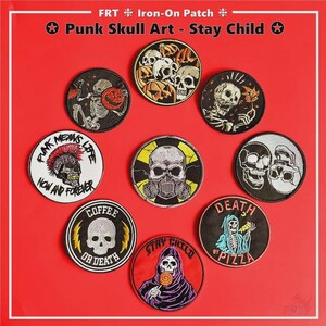 Op de afbeelding: Een verzameling opstrijkbare patches met punk skull art-ontwerpen. De patches tonen verschillende schedelillustraties met tekst als "Punk Means Life" en "Coffee or Death". Het kleurenpalet omvat zwart, wit, rood en geel.
