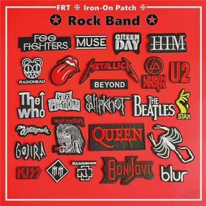 Könnte beinhalten: Eine Sammlung von Aufnähern mit Logos von Rockbands auf rotem Hintergrund. Zu den Bands gehören Foo Fighters, Muse, Green Day, Radiohead, The Who, Metallica und mehr. Der Text "Rock Band" steht oben.
