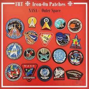 Puede incluir: Una colección de parches termoadhesivos con diseños espaciales. Los parches presentan textos como "NASA - Outer Space", "Enterprise" y "Voyager". Los parches son de varias formas y colores, incluyendo azul, rojo y dorado.