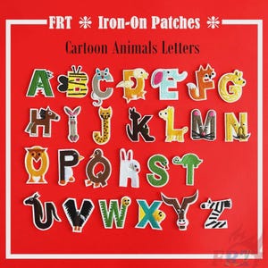 Puede incluir: Un conjunto de parches termoadhesivos con el alfabeto, cada letra diseñada con un tema de animales de dibujos animados. Los parches son de varios colores y se muestran sobre un fondo rojo. El texto "FRT Iron-On Patches" y "Cartoon Animals Letters" es visible.