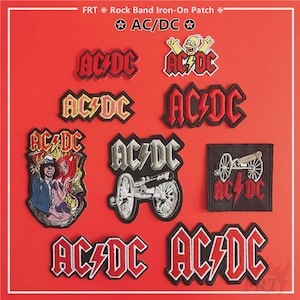 Puede incluir: Un conjunto de parches termoadhesivos de la banda de rock AC/DC en varios diseños. Los parches presentan el logotipo de la banda en rojo, negro y amarillo, junto con imágenes de un cañón y personajes de dibujos animados. Los parches se muestran sobre un fondo rojo.