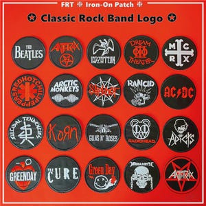 Könnte beinhalten: Eine Sammlung schwarzer, kreisförmiger Aufnäher mit Logos klassischer Rockbands, darunter The Beatles, Led Zeppelin und AC/DC. Die Aufnäher werden auf rotem Hintergrund mit dem Text "Classic Rock Band Logo" oben präsentiert.