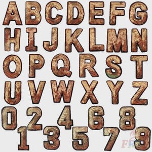 Peut inclure: Un ensemble de patchs thermocollants représentant l'alphabet et les chiffres. Chaque lettre et chiffre est composé de paillettes de couleur bronze, soulignées d'un bord marron foncé. Les patchs sont disposés sur un fond gris clair.
