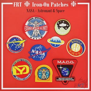 Pode incluir: Uma coleção de patches para passar a ferro com designs espaciais. Os patches apresentam o logotipo da NASA, astronautas, planetas e vários emblemas de missões. Os patches são de várias formas e cores, incluindo vermelho, azul, amarelo e preto.