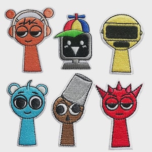 Puede incluir: Conjunto de seis parches bordados con personajes de dibujos animados con diseños únicos. Los parches incluyen personajes con auriculares, un sombrero de monitor de ordenador, un casco amarillo, un oso azul, un sombrero de cubo marrón y un diablo rojo.
