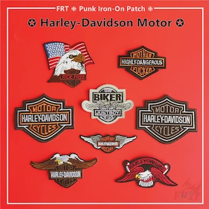 Könnte beinhalten: Eine Sammlung von Harley-Davidson und Biker-Themen-Aufnähern auf rotem Hintergrund. Die Aufnäher zeigen Adler, Flügel und das Harley-Davidson-Logo. Einige Aufnäher enthalten Texte wie "Ride Free" und "Mother Highly Dangerous Fucker".