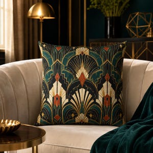 Peut inclure: Un coussin carré orné d'un motif géométrique répétitif en bleu sarcelle foncé, noir, crème et orange brûlé. Le design se compose de formes symétriques en éventail et de lignes verticales, créant un motif structuré sur toute la surface du tissu.