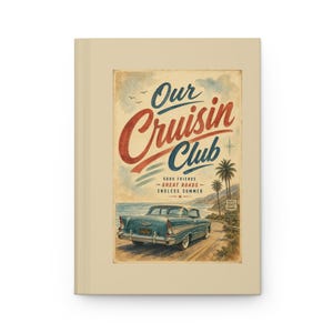 Peut inclure: Un carnet à couverture rigide beige orné d'une illustration de style vintage représentant une voiture classique bleu sarcelle sur une route côtière. Le texte indique Our Cruisin Club, Good Friends, Great Roads, Endless Summer et Pacific Coast Highway.