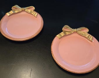 Plato pequeño de cerámica rosa con lazo dorado y base de fieltro. Estilo Girlie Cottagecore.
