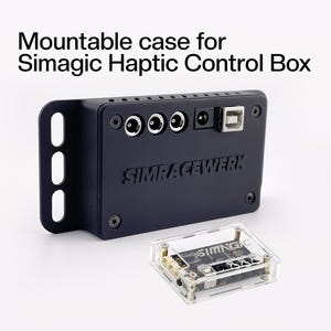 Puede incluir: Una caja negra montable para Simagic Haptic Control Box. La caja tiene múltiples puertos, incluyendo USB y alimentación, y el texto "SIMRACEWERK" es visible. También hay una pequeña caja transparente para componentes electrónicos.