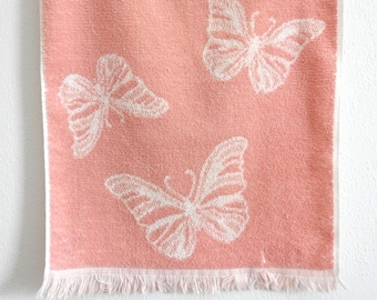 Toalla de mano con mariposa rosa, estilo vintage.