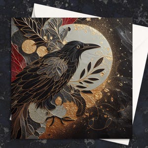 Puede incluir: Una tarjeta de felicitación cuadrada con una ilustración detallada de un cuervo negro sobre un fondo circular. El diseño incorpora detalles en pan de oro, follaje oscuro y elementos de hojas rojas sobre un fondo oscuro y texturizado.