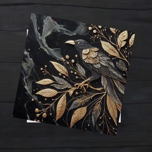 Peut inclure: Impression d'art carrée représentant un corbeau détaillé perché sur une branche avec des feuilles dorées et grises. Le corbeau a des détails de plumes complexes, sur un fond noir marbré avec des accents dorés. L'œuvre a une apparence texturée en trois dimensions.