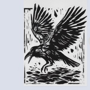 Puede incluir: Grabado en madera en blanco y negro de un cuervo en vuelo con las alas extendidas. El cuervo está posado sobre una superficie texturizada.