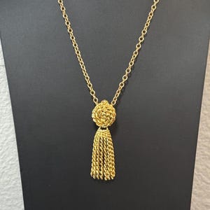 Vintage 1980s Shiny Textured Rope Nautical Pendant and Gold Tone Chain Necklace (Adjustable)