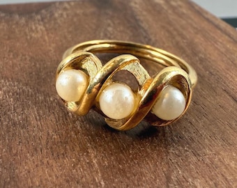 Anillo ajustable con triple torsión de perlas de imitación de Avon, años 70