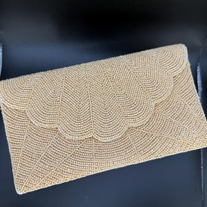 Hermoso bolso de mano/bandolera vintage beige y marfil con cuentas naturales y gamuza, con correa intercambiable extraíble y cierre magnético.