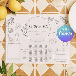 Puede incluir: Un mantel individual de papel blanco con el texto "La Dolce Vita" y "Emily's Bridal Shower". El mantel individual incluye ilustraciones de comida, una copa de vino y un juego de búsqueda de palabras. También está impresa la fecha "09-16-35".