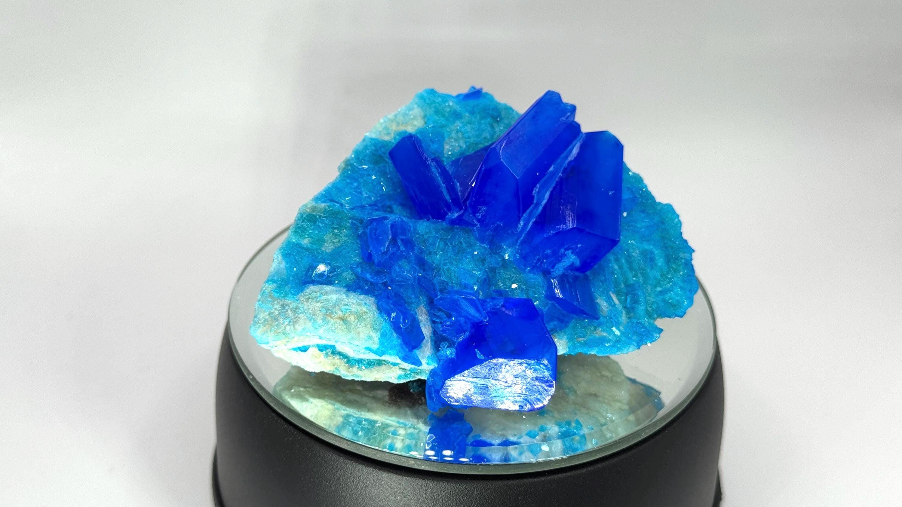 超高純度カルカンサイト結晶（クォーツマトリックス上） - 3インチ×3