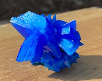 Formación de cristales de calcantita azul celestial sobre matriz de cuarzo – Ejemplar de exhibición de 10 x 7,5 cm – Sulfato de cobre – Envío gratuito – Idea de regalo