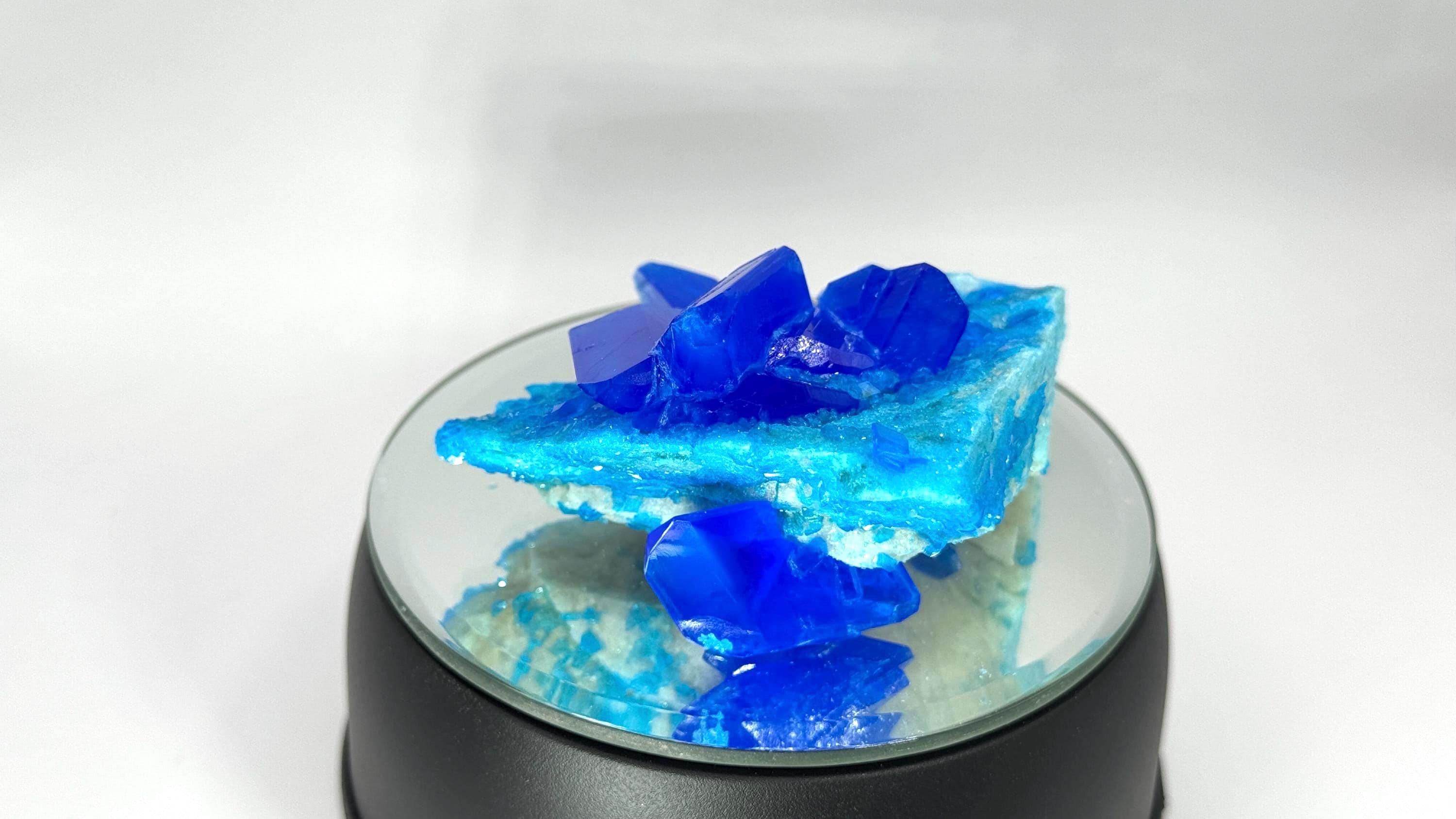 超高純度カルカンサイト結晶（クォーツマトリックス上） - 3インチ×3