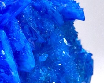 Polvo sobre la corteza - Calcantita sobre roca de río antigua - Cristal azul - Ejemplar de exhibición de 12,7 x 7,6 cm - Sulfato de cobre - Envío gratuito - Idea de regalo