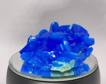 Cristal de calcantita de chakra azul sobre cuarzo – Mineral metafísico de 7,6 x 7,6 cm – Sulfato de cobre – Envío gratuito
