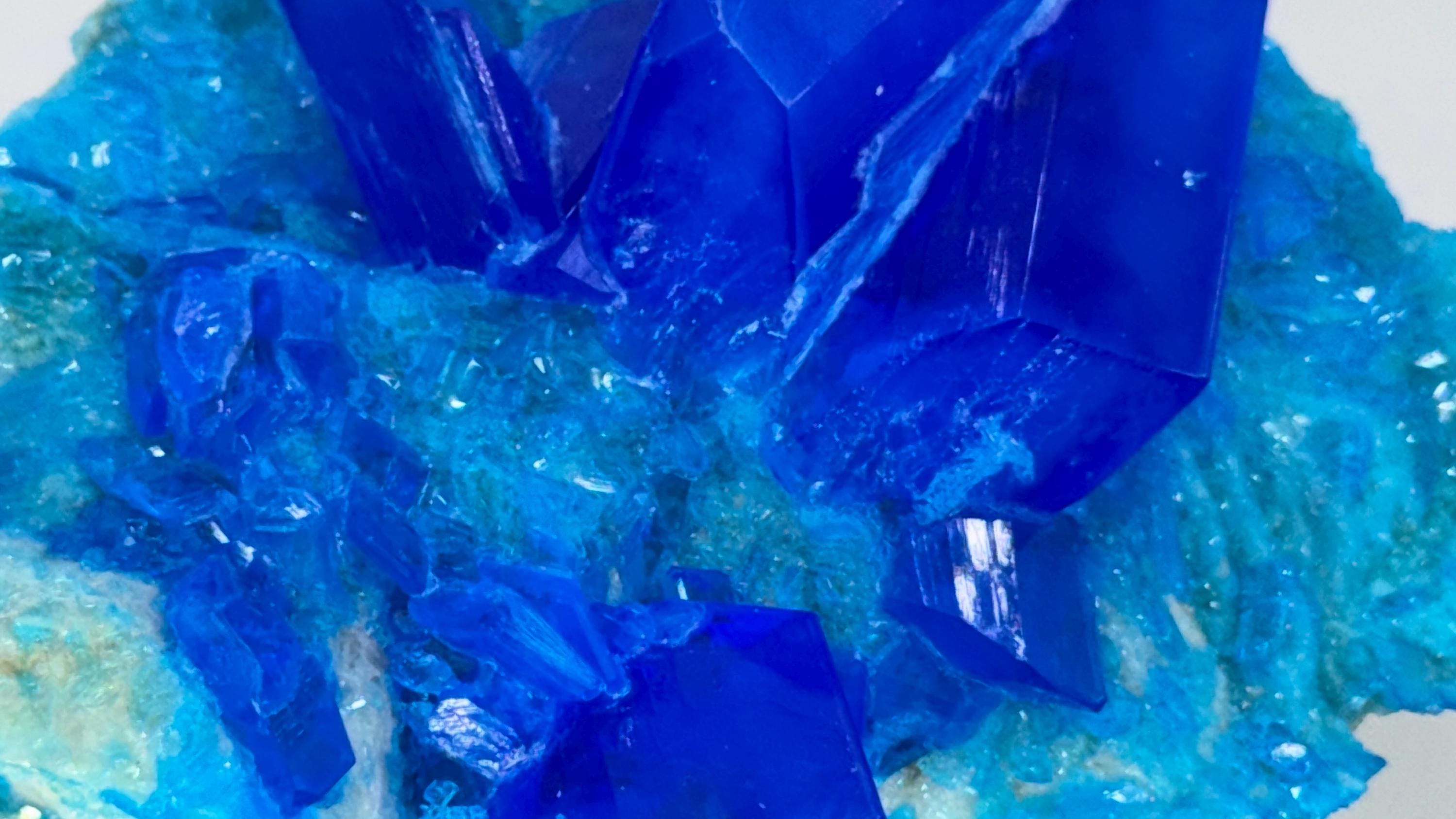 カルカンサイト 標本 青い銅の花といわれる カルカンサイト | カラッツ Gem Magazine