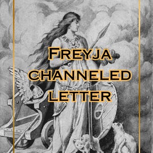 Könnte beinhalten: Schwarz-Weiß-Illustration einer Frau in einem fließenden Kleid, die einen Speer und einen Schild hält, mit zwei Katzen und einem Streitwagen. Der Text "FREYJA CHANNELED LETTER" wird in einer goldumrandeten Schrift angezeigt.
