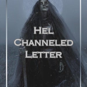 Op de afbeelding: Digitale kunst met een figuur met lang donker haar, een kroon en een lange mantel, die een zwaard vasthoudt. De tekst "HEL CHANNELED LETTER" is in zilver weergegeven tegen een mistige, atmosferische achtergrond.