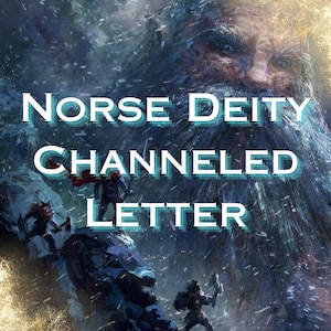 Puede incluir: Una ilustración con el texto "Norse Deity Channeled Letter". La imagen presenta una cara gigante y barbuda en el fondo, con figuras en primer plano. La paleta de colores es principalmente azul, blanco y dorado, creando un tema de fantasía.