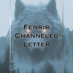 Puede incluir: Impresión artística digital que presenta un gran lobo con el texto "FENRIR CHANNELED LETTER". El lobo está representado en tonos grises y blancos, sobre un fondo de bosque brumoso. El texto está en negrita, fuente serif.