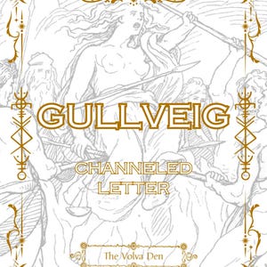 Pode incluir: Uma impressão retangular com uma ilustração central de uma figura com uma lança rodeada por outros. O texto GULLVEIG CHANNELED LETTER está centrado em dourado. A borda dourada apresenta motivos de luas e estrelas. Abaixo diz The Volva Den.