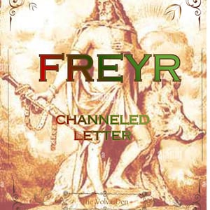 Pode incluir: Uma ilustração em tom sépia da divindade nórdica Freyr em pé ao lado de um javali, com o texto FREYR CHANNELED LETTER e The Volva Den. A imagem é emoldurada por bordas decorativas com ornamentos nos cantos em um estilo vintage.