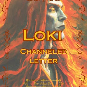 Op de afbeelding: Een digitale print met een profielillustratie van een figuur met lang rood haar tegen een vurige oranje achtergrond. De tekst LOKI CHANNELED LETTER is geel gecentreerd, met The Volva Den onderaan, alles omlijst door een decoratieve rand.