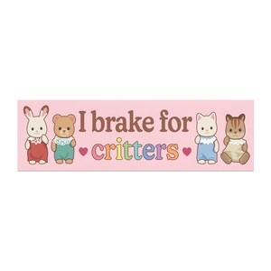 Op de afbeelding: Een roze bumpersticker met de tekst "I brake for critters" in bruine letters en een regenboogkleurige "critters" eronder. De sticker bevat illustraties van een konijn, een beer, een kat en een eekhoorn.