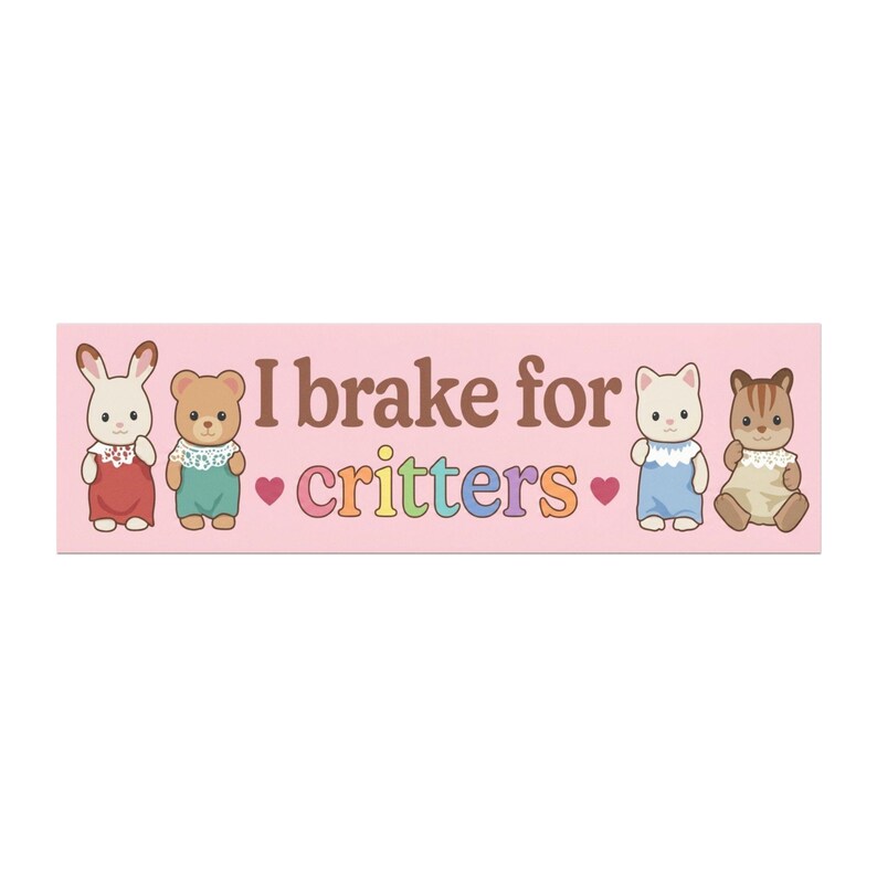 Op de afbeelding: Een roze bumpersticker met de tekst "I brake for critters" in bruine letters en een regenboogkleurige "critters" eronder. De sticker bevat illustraties van een konijn, een beer, een kat en een eekhoorn.