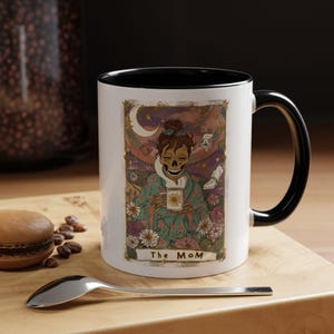 Caneca de Tarô com Esqueleto de Mãe – Caneca de Café Engraçada com Detalhes de Halloween 11oz/15oz, Copo de Vida de Mãe Assustadora, Presente de Tarô para Amantes do Halloween