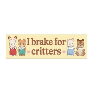 Może przedstawiać: Prostokątna naklejka z jasnoż&oacute;łtym tłem. Naklejka zawiera tekst "I brake for critters" w brązowych literach, a także ilustracje kr&oacute;lika, misia, kota i wiewi&oacute;rki, z kt&oacute;rych każdy nosi str&oacute;j. Zawiera r&oacute;wnież r&oacute;żowe serca.