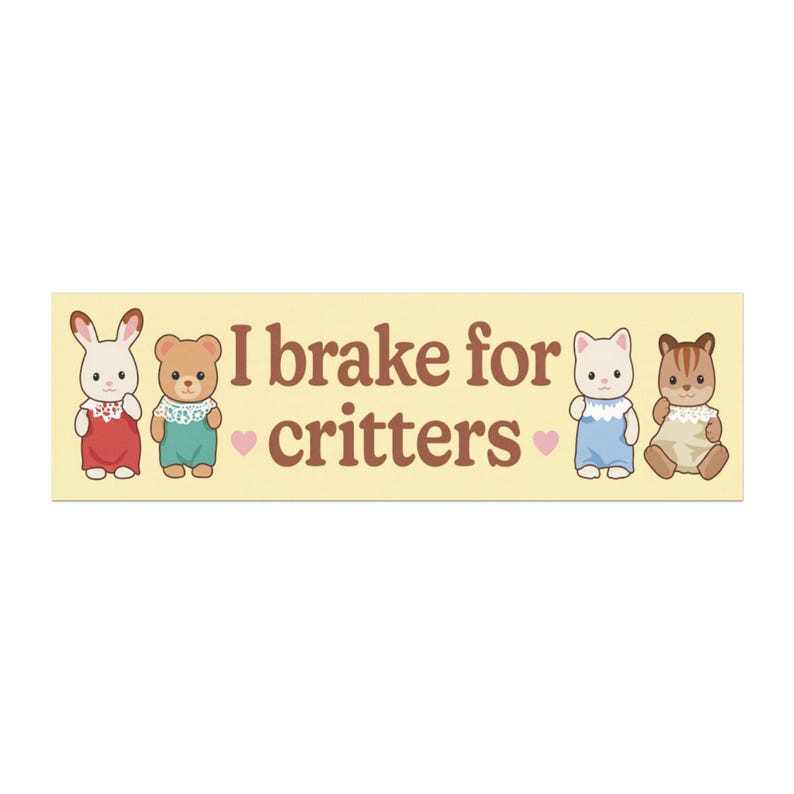 Może przedstawiać: Prostokątna naklejka z jasnoż&oacute;łtym tłem. Naklejka zawiera tekst "I brake for critters" w brązowych literach, a także ilustracje kr&oacute;lika, misia, kota i wiewi&oacute;rki, z kt&oacute;rych każdy nosi str&oacute;j. Zawiera r&oacute;wnież r&oacute;żowe serca.