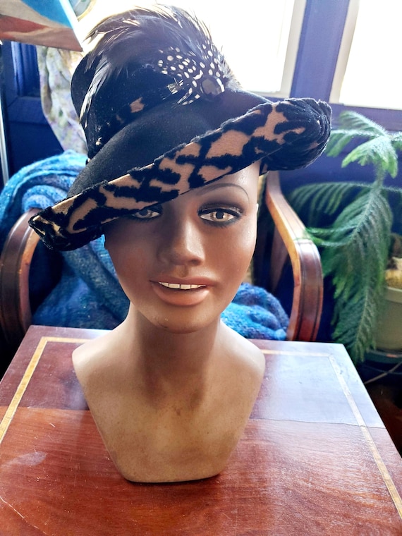 Vintage 1920s Feathered Velvet Cloche Hat, Jan Leslie  display picture 1